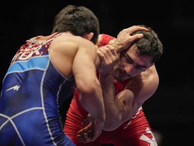 Slovenský zápasník Tajmuraz Salkazanov (v červenom) sa stal štvrtýkrát za sebou majstrom Európy vo voľnom štýle v kategórii do 74 kg.