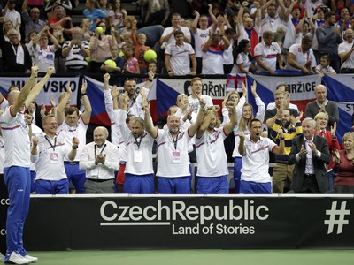 Petr Pála a český tím oslavuje rozhodujúci triumf Siniakovej