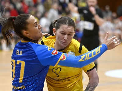 Zľava Beatrix Elö (Dunajská Streda) a Iryna Kompaniiecová (Michalovce) vo finále Slovenského pohára žien v hádzanej