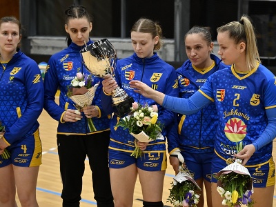 Hráčky HC DAC Dunajská Streda s pohárom za 2. miesto vo finále Slovenského pohára žien v hádzanej