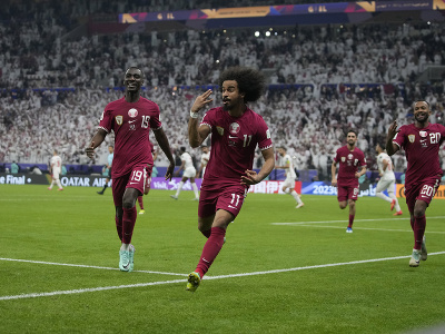 Katarský futbalista Akram Afif sa raduje zo svojho tretieho gólu z penalty