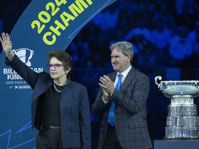Americká tenisová legenda Billie-Jean Kingová a prezident Medzinárodnej tenisovej federácie ITF Američan David Haggerty pózujú s pohárom pre víťazný tím po finále Pohára Billie Jean Kingovej