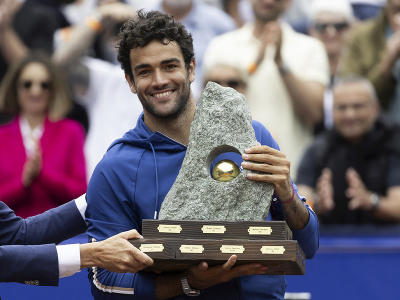 Matteo Berrettini oslavuje s víťaznou trofejou