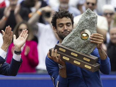 Matteo Berrettini oslavuje s víťaznou trofejou