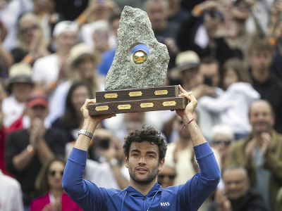 Matteo Berrettini oslavuje s víťaznou trofejou