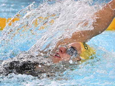 Domáca austrálska plavkyňa Kaylee McKeownová počas finále na 200 m znak na MS v krátkom bazéne v Melbourne