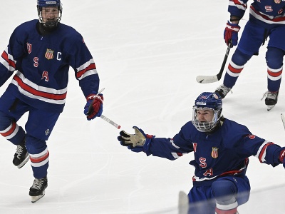 Americký hokejista Cole Eiserman (vpravo) sa teší z gólu na 2:1 vo finálovom zápase USA - Kanada na MS hráčov do 18 rokov