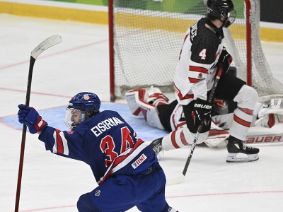 Americký hokejista Cole Eiserman (vľavo) sa teší z gólu na 2:1 vo finálovom zápase USA - Kanada na MS hráčov do 18 rokov 