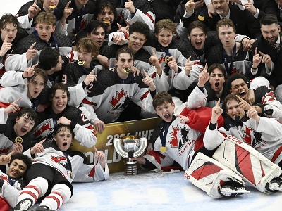 Kanadskí hokejisti pózujú s trofejou po výhre vo finálovom zápase USA - Kanada na MS hráčov do 18 rokov
