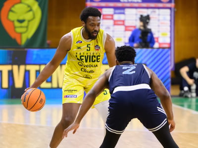 Zľava Keith Andre Wesson