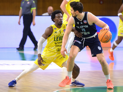 Zľava Omotayo Jordan Ogundiran
