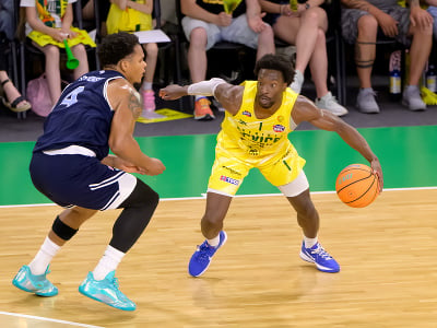 Zľava Shamiel Shawn Stevenson