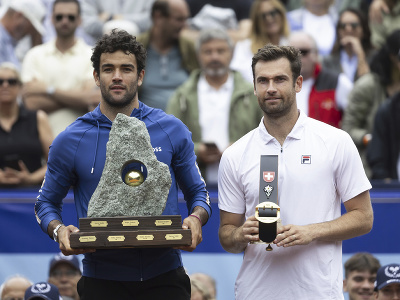 Matteo Berrettini a Quentin Halys so svojimi trofejami po finálovom súboji