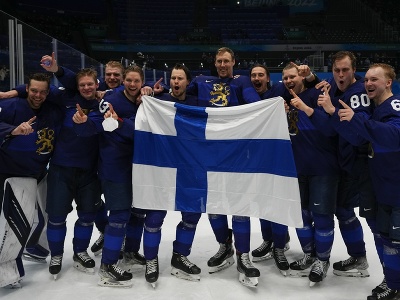 Fínski hokejisti sa tešia