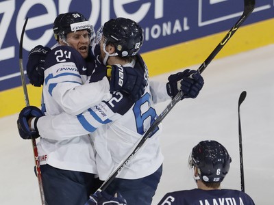 Fínsky hráč Jani Lajunen (vľavo) oslavuje so spoluhráčmi Oskarom Osalom (v strede) a Topim Jaakolom (vpravo) úvodný gól