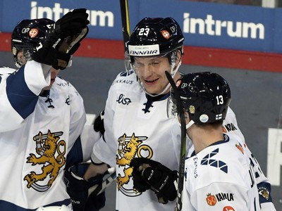 Hráči Fínska sa radujú z gólu