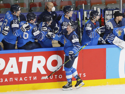 Fínsky hokejista Jere Innala sa teší po góle