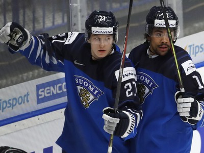 Na snímke hráči Fínska, zľava Patrik Puistola a Joonas Oden oslavujú gól