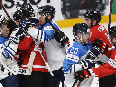Strkanica medzi hráčmi Fínska a Kanady