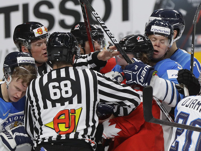 Strkanica medzi hráčmi Fínska a Kanady