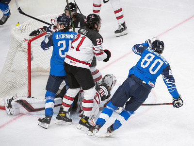 Fínski hráči sa tlačia do kanadskej bránky