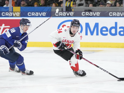Momentka zo zápasu Kanada - Fínsko na MS v hokeji do 20 rokov