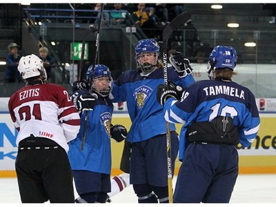 Fínski hokejisti v zápase s Lotyšskom