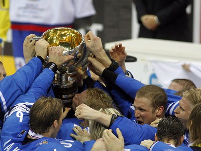 Fínski hokejisti oslavujú zisk