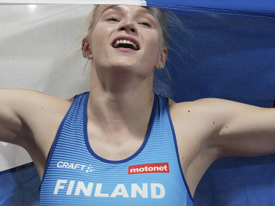 Fínska atlétka Wilma Murtová oslavuje triumf v skoku o žrdi na ME v Mníchove