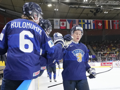 Fínski  hokejisti do 20 rokov oslavujú gól