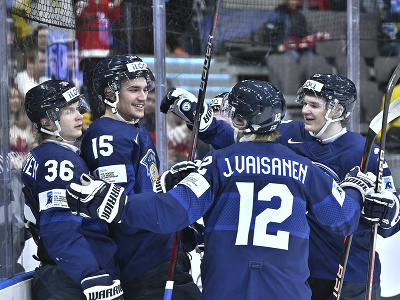 Na snímke fínsky hokejista Jesse Pulkkinen (druhý vľavo) sa teší z gólu so spoluhráčmi v zápase A-skupiny majstrovstiev sveta hokejistov do 20 rokov Lotyšsko - Fínsko
