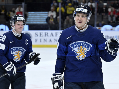 Na snímke fínsky hokejista Kasper Halttunen (vpravo) sa raduje z gólu v zápase A-skupiny majstrovstiev sveta hokejistov do 20 rokov Lotyšsko - Fínsko vo švédskom Göteborgu 