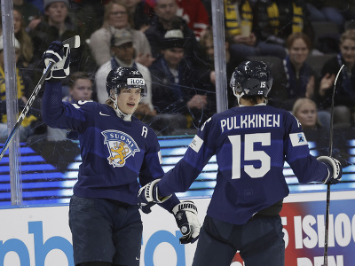 Fínski hokejisti oslavujú gól