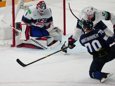 Fínsky hokejista Teemu Hartikainen strieľa gól tímu USA