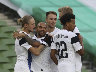 Fredrik Jensen (v strede) a jeho gólové oslavy so spoluhráčmi