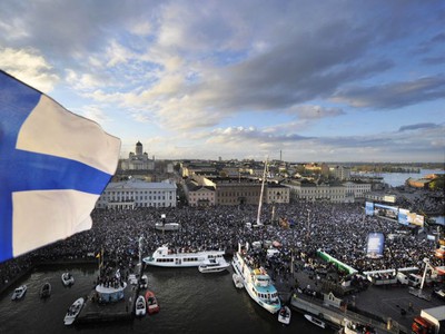 Desaťtisíce fínskych fanúšikov na námestí v Helsinkách