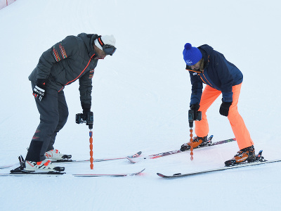 Na snímke zľava kontrolór Medzinárodnej lyžiarskej federácie Wojciech Gajewski a športová riaditeľka Audi FIS SP 2024 Jana Palovičová kontrolujú trať pred pretekmi Svetového pohára alpských lyžiarok v Jasnej vo štvrtok 11. januára 2024.