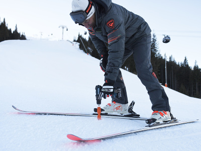 Na snímke kontrolór Medzinárodnej lyžiarskej federácie Wojciech Gajewski kontroluje trať pred pretekmi Svetového pohára alpských lyžiarok v Jasnej vo štvrtok 11. januára 2024. 