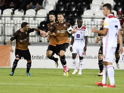Hráči Podgorice oslavujú gól proti AS Trenčín