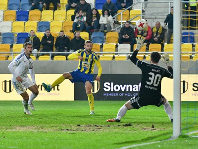Zľava: Vladislav Palša z FK Poprad, Pavol Šafranko z FC DAC 1904 Dunajská Streda a Ján Malec z FK Poprad