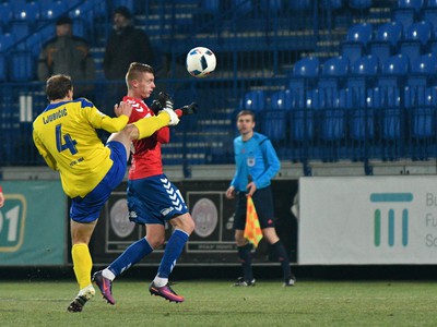 Zľava: Marin Ljubičić z FC DAC Dunajská Streda a Adrián Kopičár z FK Senica 