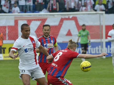 Zľava: Gino Van Kessel z AS Trenčín a Pavel Čermák z FK Senica