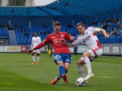 Zľava: Šimon Šmehyl z FK Senica a Dávid Guba z AS Trenčín