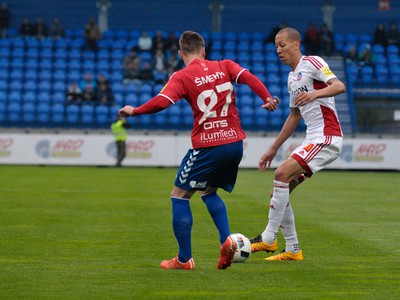Zľava: Šimon Šmehyl z FK Senica a Ryan Koolwijk z AS Trenčín