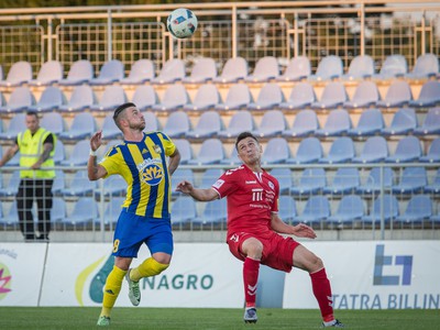 Sprava: Ihor Honchar z FK Senica a Erik Pačinda z FK DAC 1904 Dunajská Streda v súboji o loptu