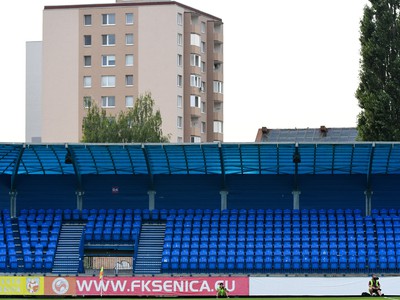 Pohľad na prázdny sektor pre fanúšikov hostí na štadióne FK Senica