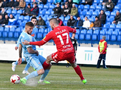 Sprava: Róbert Pillár z FK Senica a Filip Oršula zo Slovana v súboji o loptu