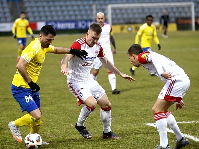 Na snímke zľava hráč MFK Zemplín Michalovce Kubilay Yilmaz sa snaží predrať cez hráčov Michaloviec