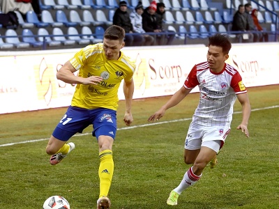 Na snímke vľavo hráč MFK Zemplín Michalovce Daniel Magda a vpravo hráč FK Senica Witan Sulaeman