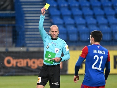 Rozhodca zápasu Michal Smolák udeľuje žltú kartu hráčovi Senice Gabrielovi Halabrínovi